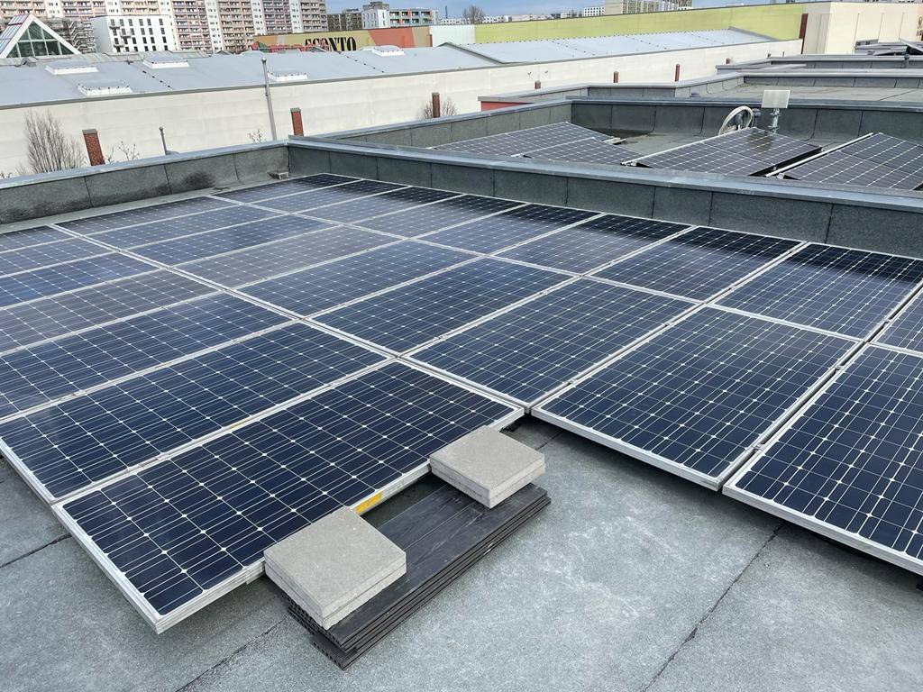 Photovoltaikanlage wird auf Dach angebracht Aufbau bei GffD Bauträger und Energie GmbH