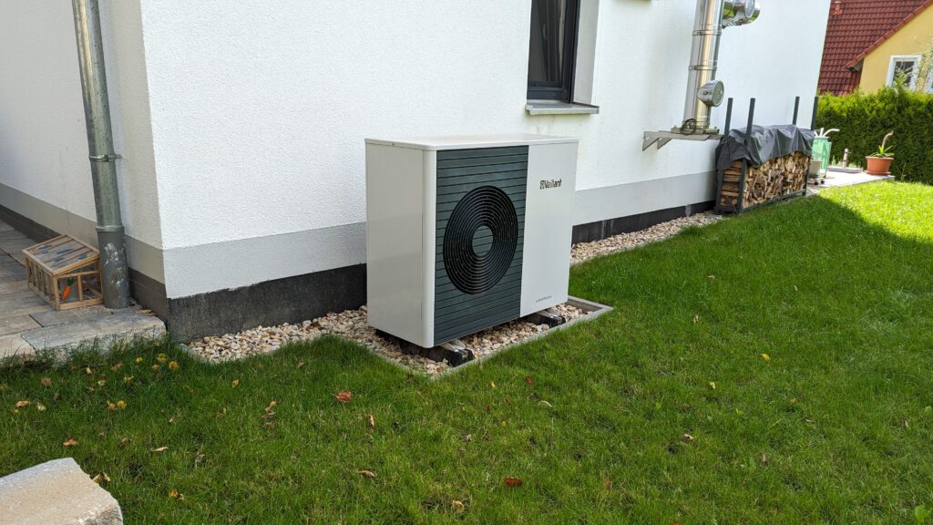 Außeneinheit Vaillant Wärmepumpe mit PV-Anlage auf dem Hausdach - GffD