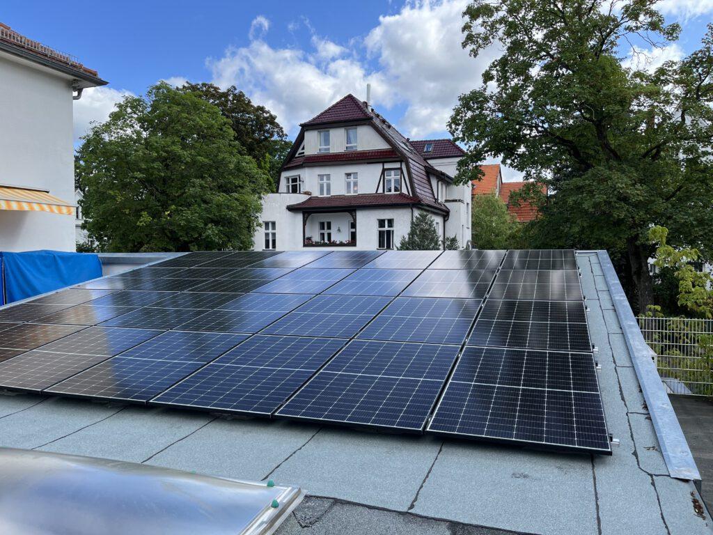 Photovoltaik-Anlage auf Dach mit Modulen - GffD Bau und Energie
